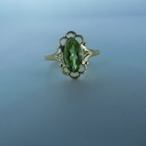 *FLASH SALE* Vintage 10 Kt gold peridot ring